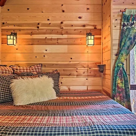 Furnished Deck Romantic Strawberryandpine Studio!