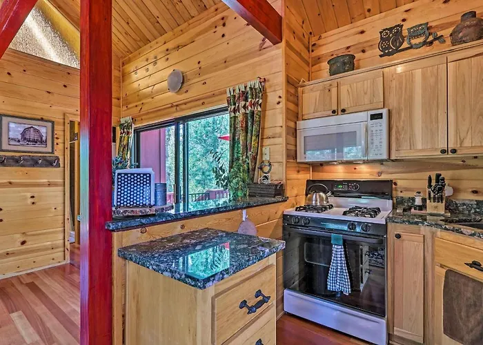Dom wakacyjny Furnished Deck: Romantic Strawberry/pine Studio!