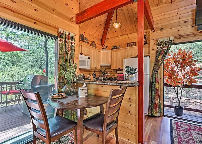 Dom wakacyjny Furnished Deck: Romantic Strawberry/pine Studio! *