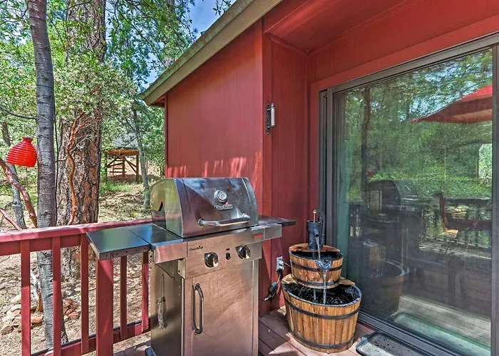 Dom wakacyjny Furnished Deck: Romantic Strawberry/pine Studio!